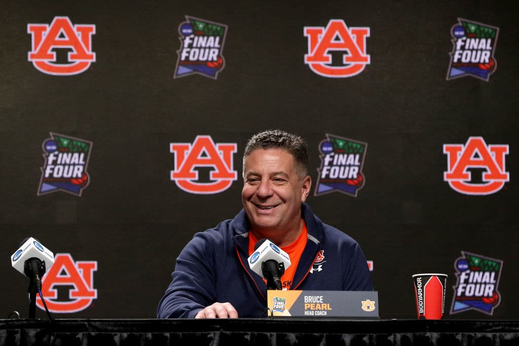 En la otra llave. Aquí aparece el Head coach Bruce Pearl de los Auburn Tigers, quien lleva por primera vez en su historia a la escuela que se ubica en el estado de Alabama a su primer Final Four, que se disputará en el U.S. Bank Stadium en Minneapolis, Minnesota.