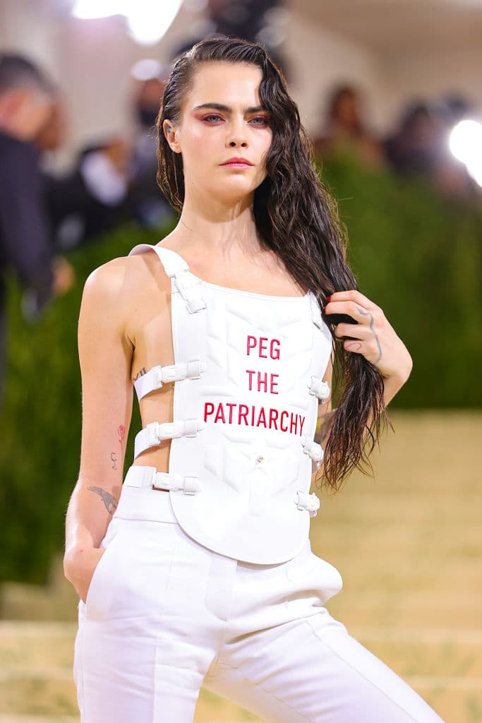 Su atuendo fue diseñado por Maria Grazia Chiuri de Dior y, lo más destacado de su atuendo fue el texto que decía: "Peg the Patriarchy".