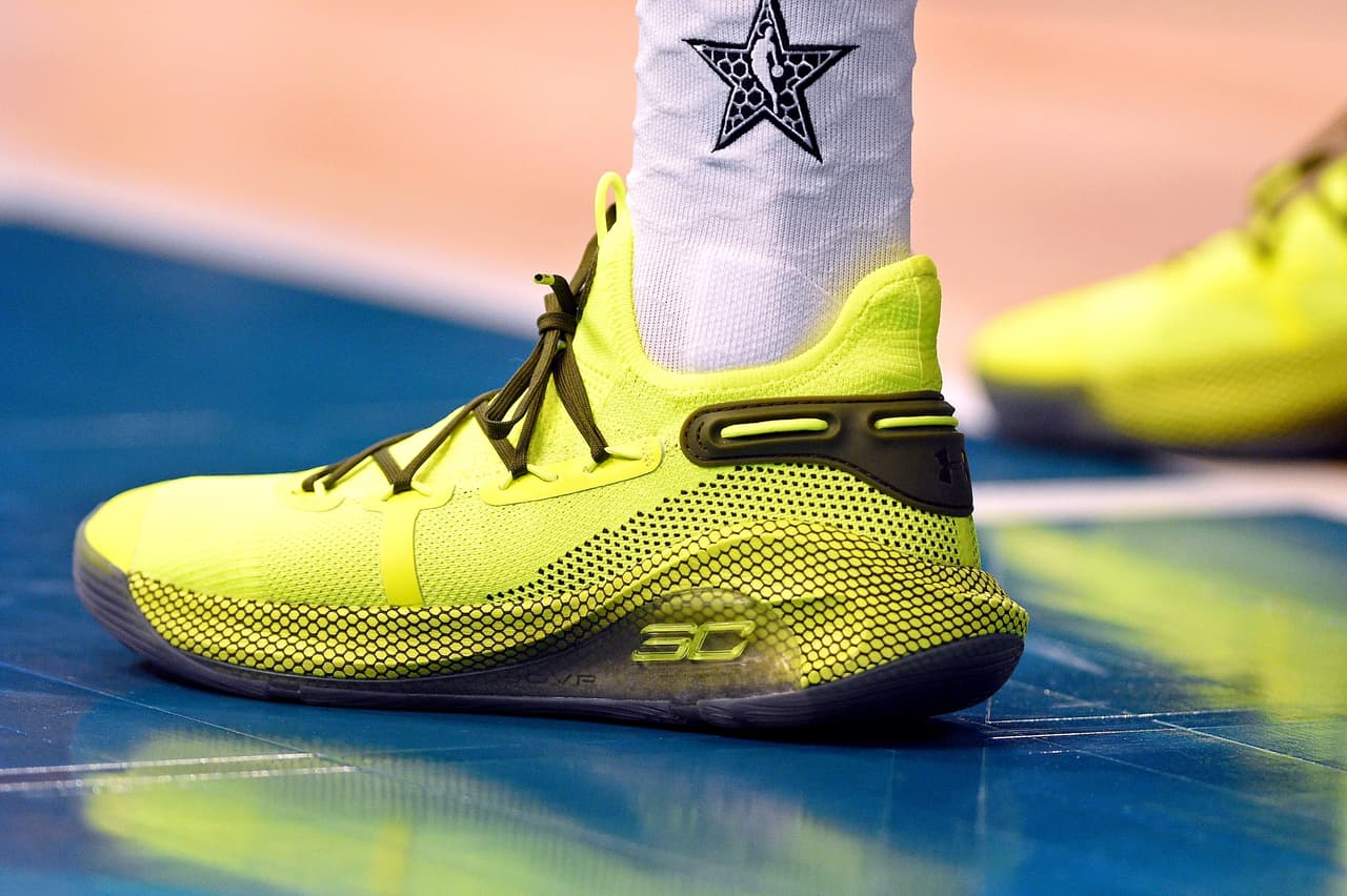 Stephen Curry presume su modelo Curry 6 de la marca Under Armour.