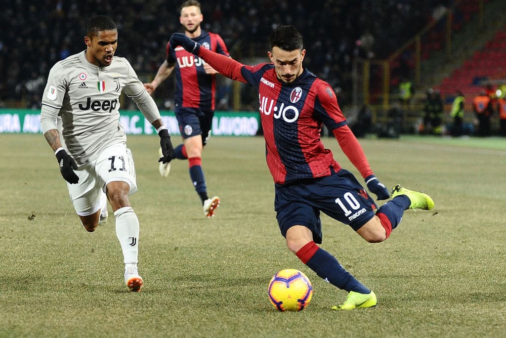 Bologna no hizo un mal partido y Nicola Sansone (derecha) buscó las opciones de gol para su equipo.