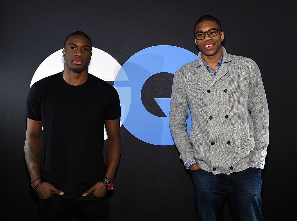 Su hermano mayor, Thanasis Antetokounmpo izq), vive en Atenas y juega para el equipo local Panathinaikos, dirigido por el coach estadounidense Rick Pitino, exentrenador de los Boston Celtics y los Cardinals de la Universidad de Louisville.