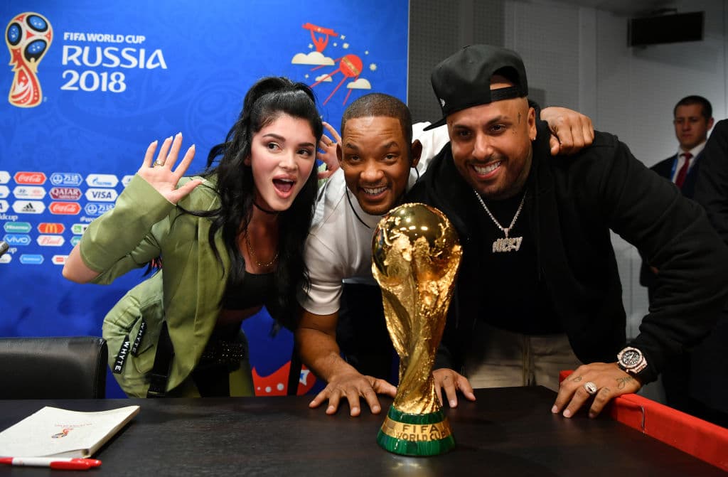 Durante el Mundial, Will Smith estuvo acompañado de Era Istrefi (izquierda) y Nicky Jam (derecha).