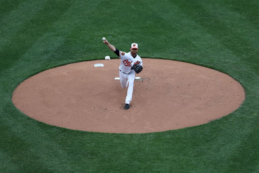 Por parte de los Orioles recibió la pelota el derecho Alex Cobb, quien transitó por espacio de 5.2 innings en los que concedió cinco indiscutibles, dos anotaciones, limpias todas ellas, dio una base por bolas y pasó por la vía de los strikes a cuatro. Aunque se fue sin decisión. En labor de relevo Mike Wright (0-1) sufrió la derrota.