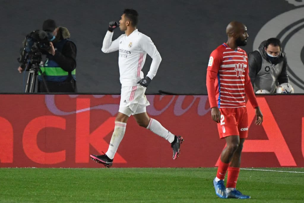 Casemiro (57’) marcó el primero y Benzema (90+3’) selló el triunfo en el último suspiro del cotejo. Los merengues llegaron a 32 unidades empatando a los del ‘Cholo’. Real Madrid cerrará el año enfrentando al Elche.