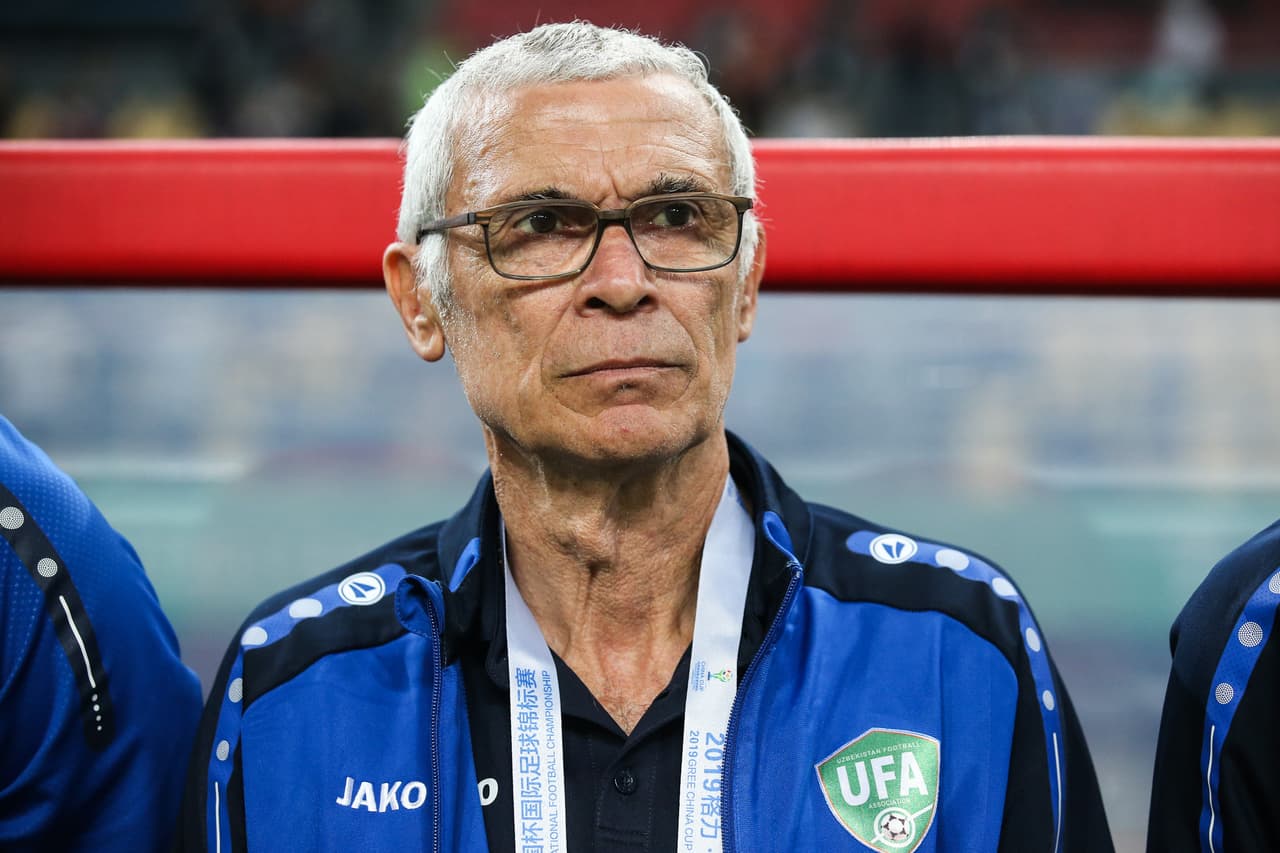 Por una de las semifinales de la China Cup, un torneo amistoso, la selección de Uzbekistán dirigida por Héctor Cúper enfrentaba a una complicada selección de Uruguay.