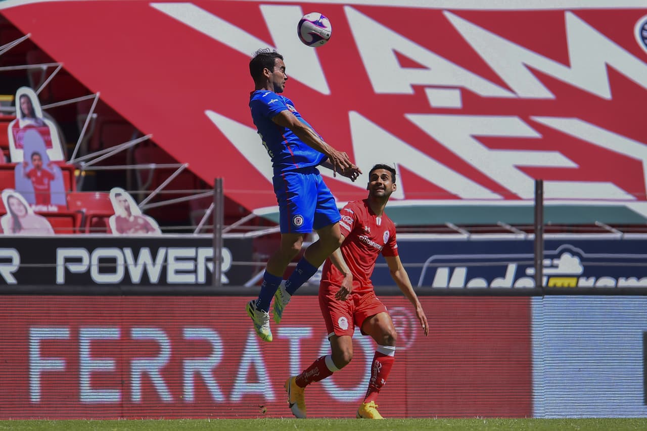 Cuz Azul cobra corner, pero un buen cabezazo de Canelo saca el esférico del área