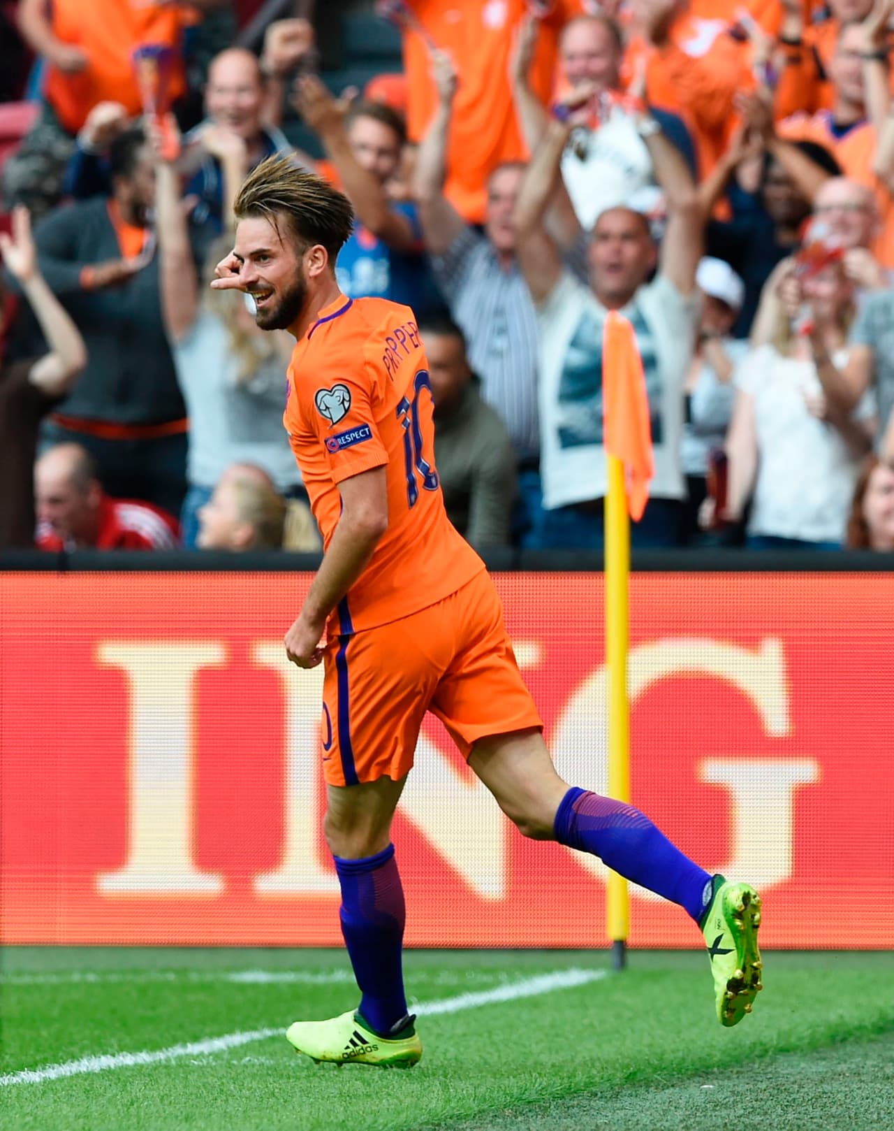 Segundo gol en la Eliminatoria para el mediocampista del Brighton, que escribía un gran capítulo de gloria con su selección.