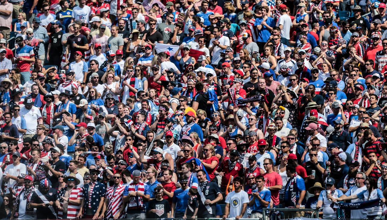 El público norteamericano se dio cita para apoyar a su selección. Maquillajes, peinados estrafalarios y una inmensa cantidad de artículos promocionales fueron la constante en el Nissan Stadium.