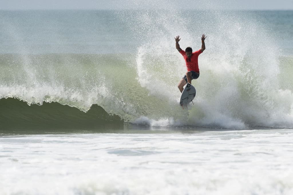 Recordándonos a la efigie del superhéroe 'Silver Surfer' estaba el español Gony Zubizarreta, quien parecía emprender el vuelo encima de su tabla.