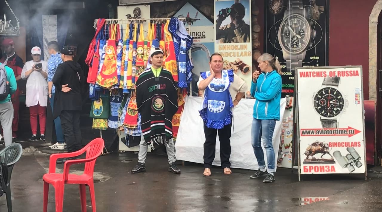 El frío que en los últimos días ha cubierto a la capital rusa fue bien contrarrestado por un ruso que porta con orgullo el jorongo mexicano.