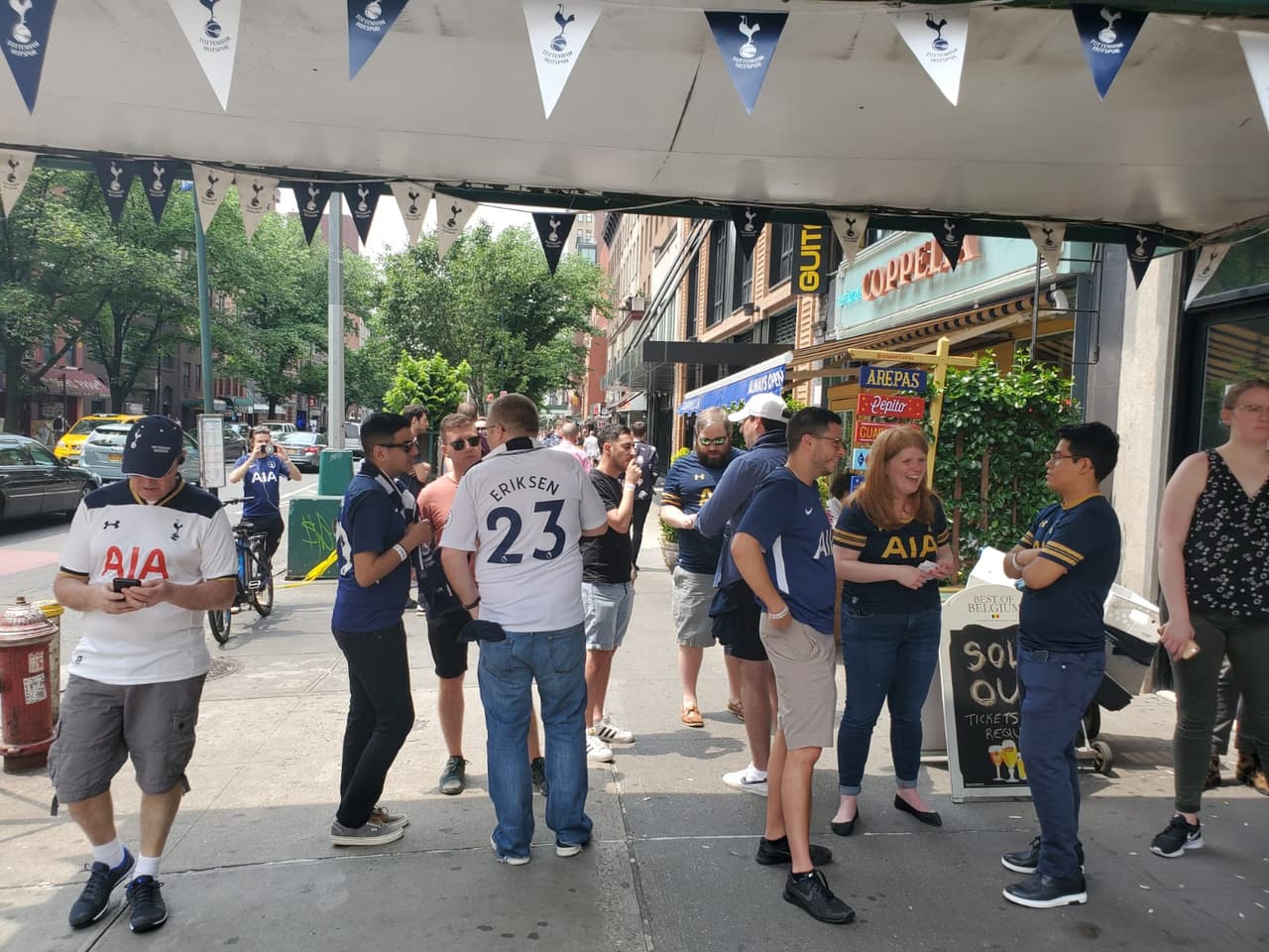 Los fanáticos del Tottenham Hotspur se reunen en Flannery's, el bar oficial de la Peña del club en New York, para disfrutar la Final de la UEFA Champions League.