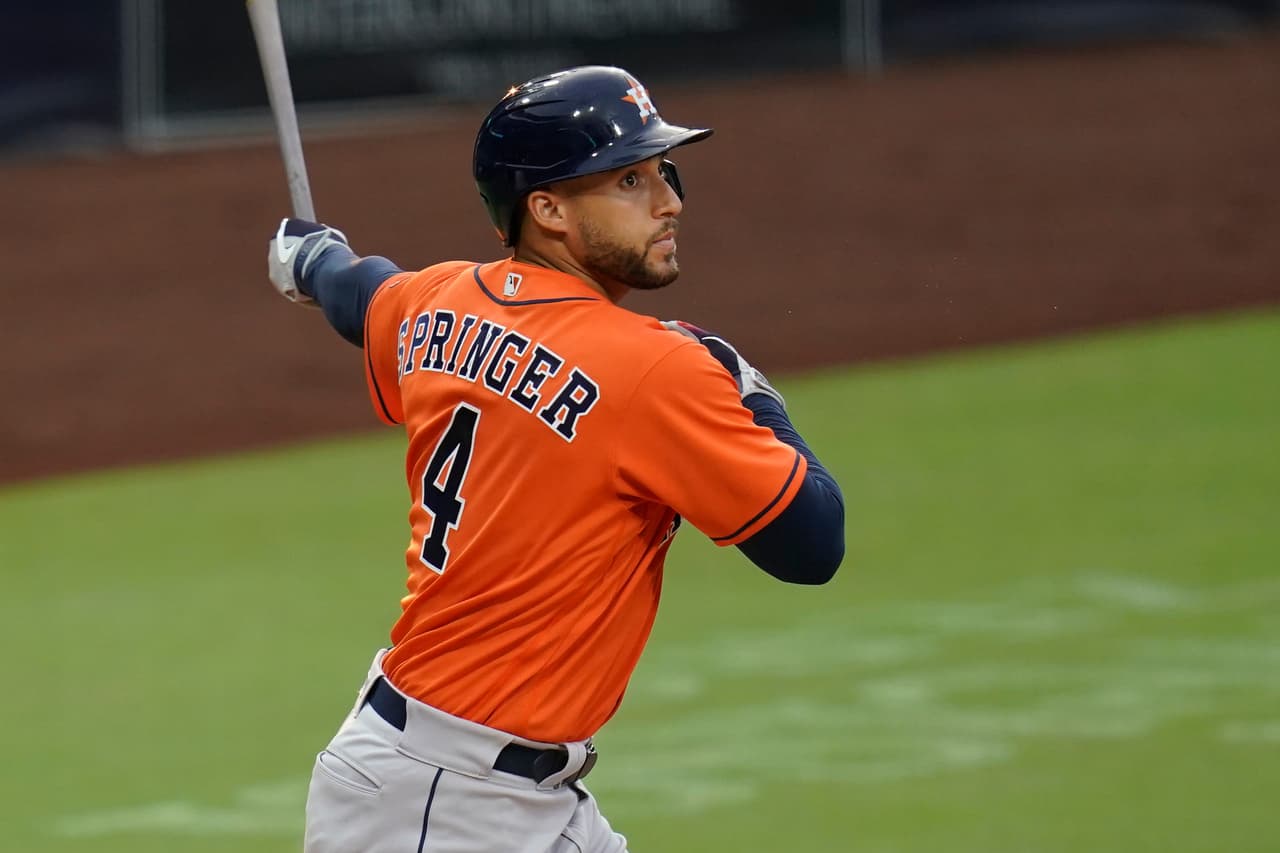 Springer dio un batazo y la bola salió al jardín izquierdo, fue ahí donde el dominicano saltó más de metro y medio de altura y, al estilo Michael Jordan, se hizo de la pelota.