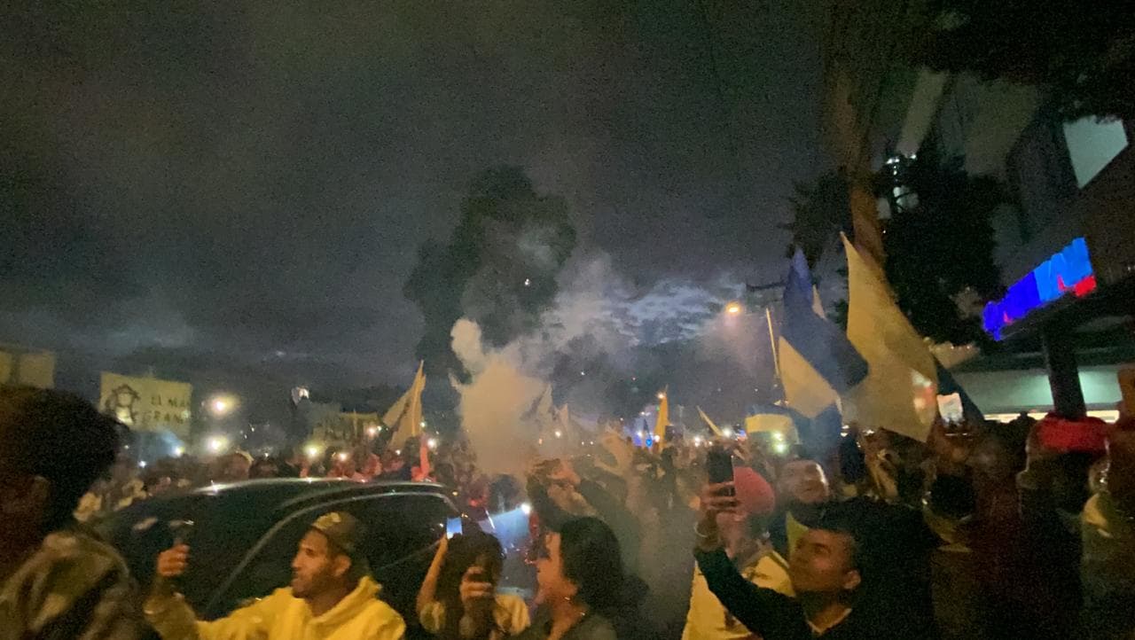 ¡Gran recibimiento al América! La afición le muestra el apoyo a su equipo con cantos, banderas y bengalas a su llegada al Estadio Azteca.
