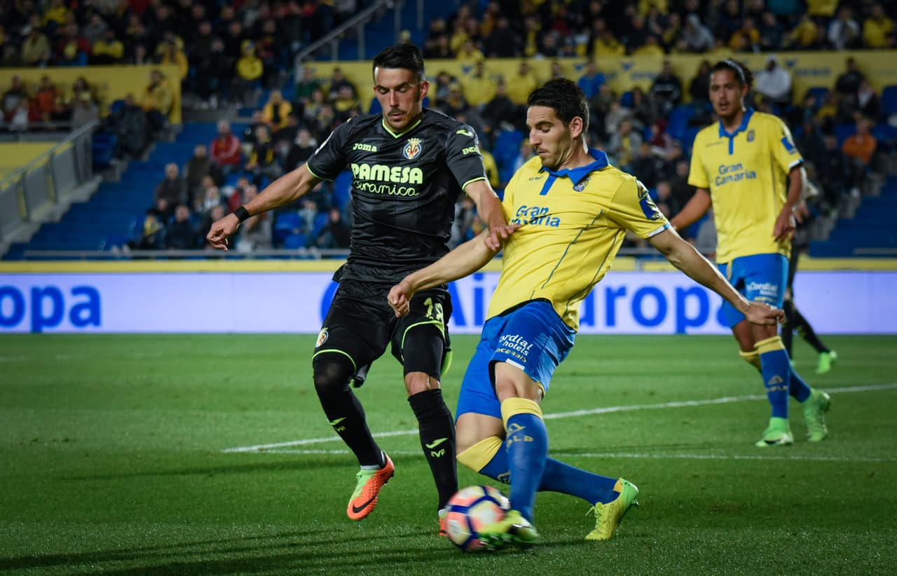 De nuevo, Sansone y Bigas en un duelo por la pelota cuando el Villarreal procuraba el arco local.