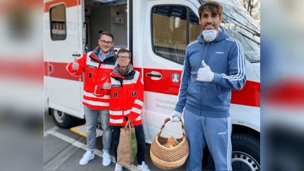 Javi Martínez sale a repartir comida a afectados de la tercera edad