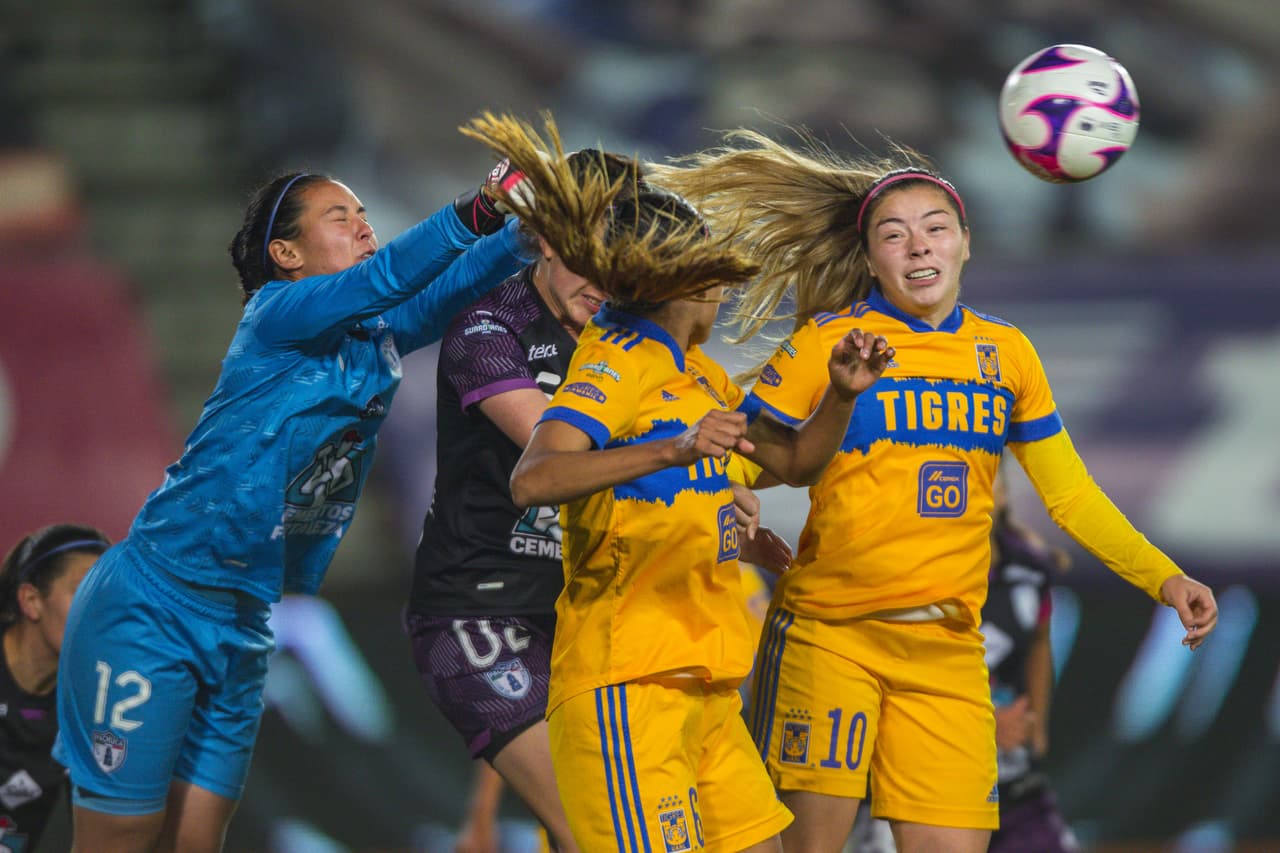 Rechazando el esférico en el aire