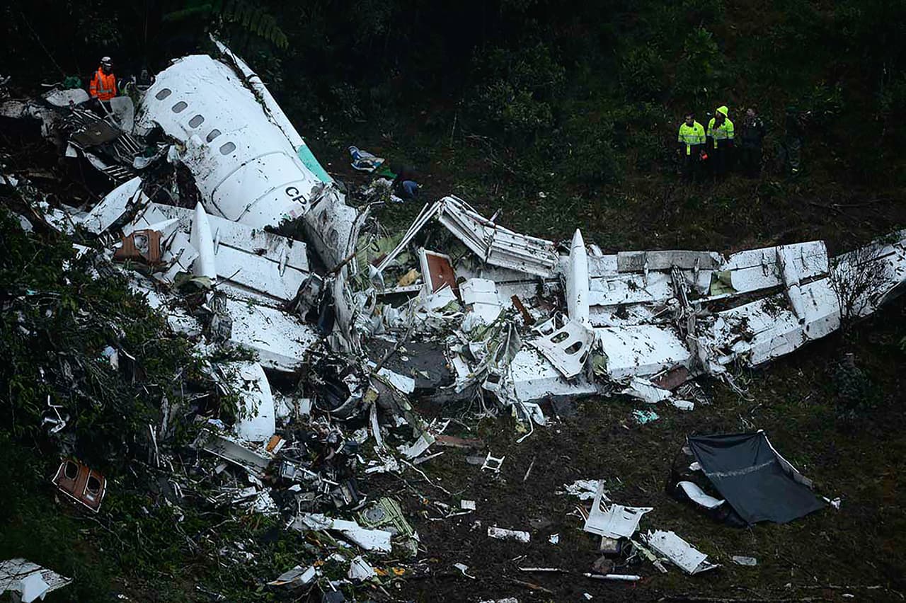 Sin embargo, luego de fallas en el vuelo por falta de combustible, el avión chocó. aproximadamente a las 10:15 p.m. de Colombia en Cerro Gordo, una colina a 5 minutos de la pista de aterrizaje de Medellín.