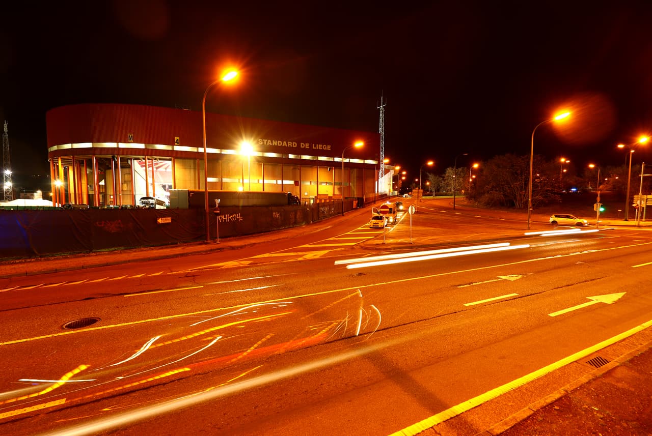 La noche en Bélgica, fría, aguardaba por el comienzo del partido entre el Standard y el Sevilla.