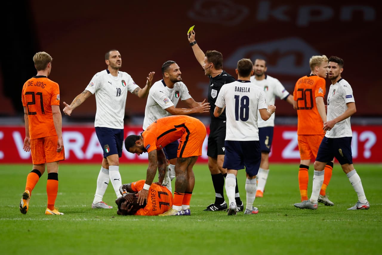 Barella se acerca, dispara cerca del área pero la defensa holandesa lo detiene.