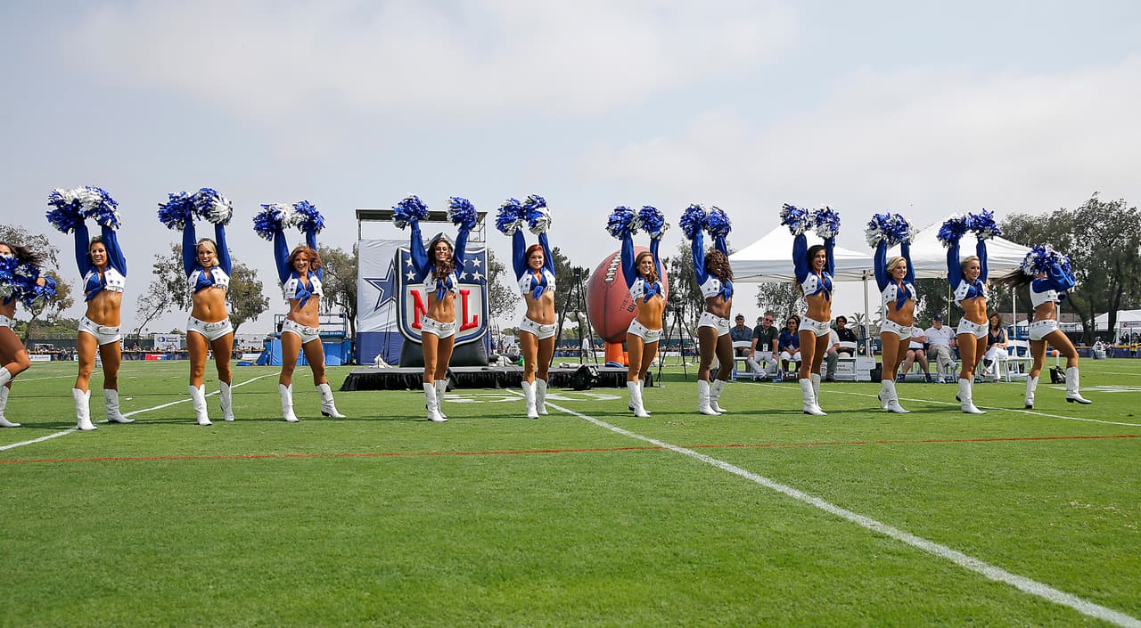 12 porristas de los Dallas Cowboys abrieron el campamento de entrenamiento del equipo en Oxnard, California.