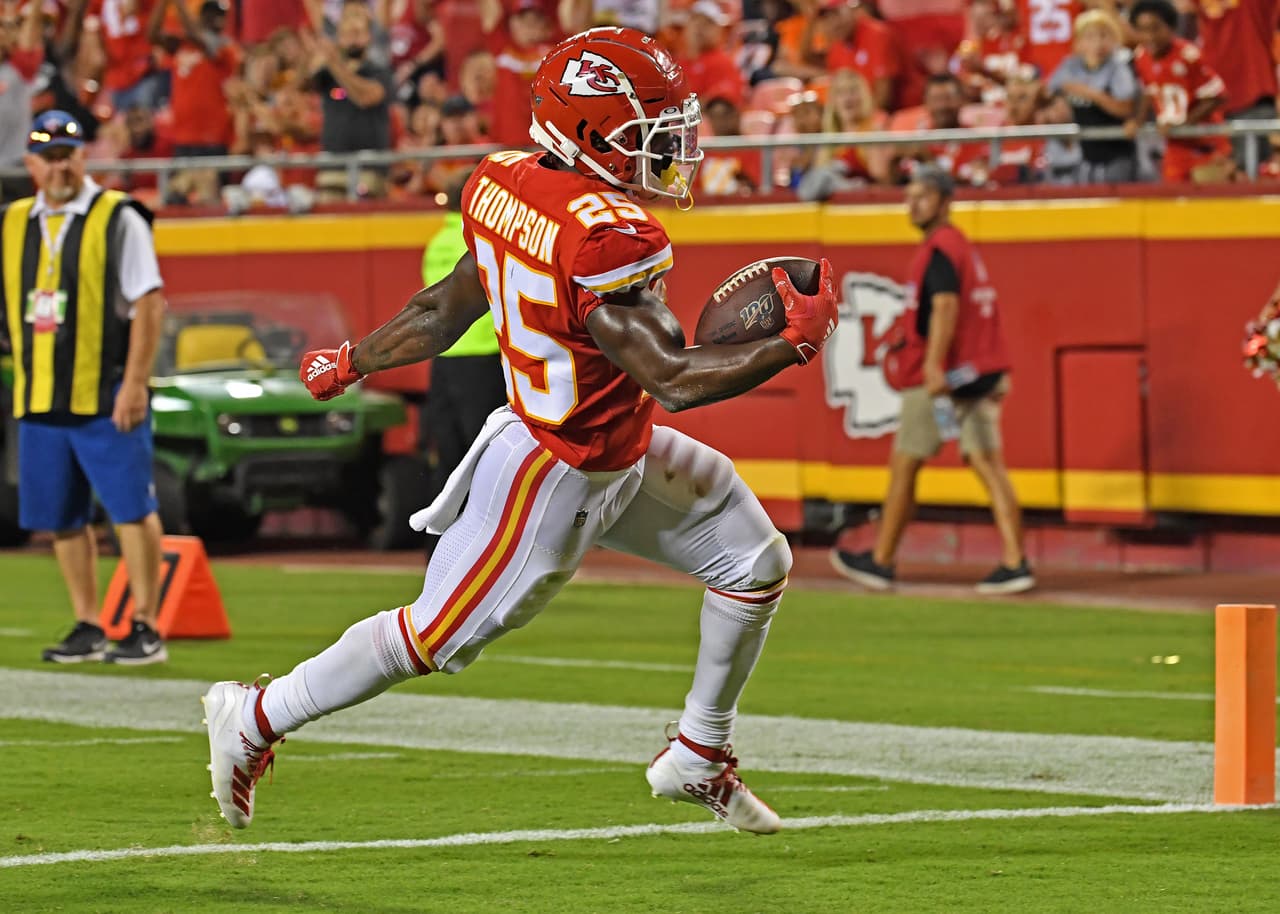 <b>3) Darwin Thompson, RB Kansas City Chiefs</b>. Aunque tiene una posición promedio para ser elegido en los drafts fantasy de 162, que parece muy bajo, todo parece indicar que compartirá el balón de manera importante con Damien Williams y Carlos Hyde. En esta impresionante ofensiva de los Chiefs todos serán productivos.