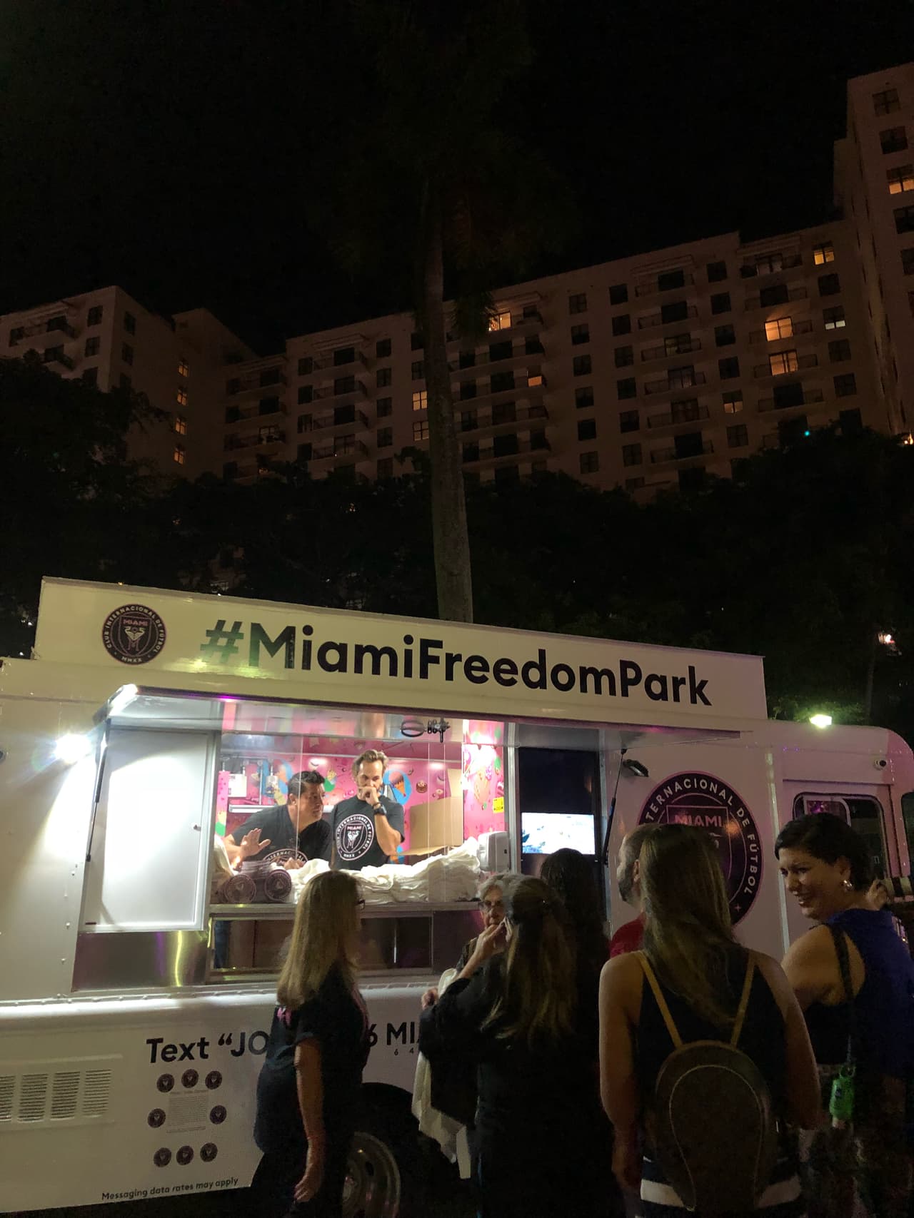 Este proyecto, que tiene como estandarte el nombre de Freedom Park, iría acompañado de un complejo de oficinas, centro comercial y un hotel de 750 habitaciones ubicado en el Melreese Country Club.