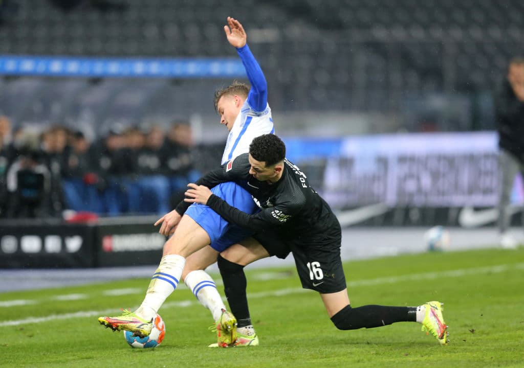 FC Koln sorprende al Borussia Moenchengladbach y les pegan 4-1, Augsburg le roba la victoria al Hertha en el último minuto y empatan 1-1, Hoffenheim no se toca el corazón y golean 3-6 al Greuther Furth, Bochum remonta el Freiburg y se imponen 2-1, en el regreso de Haaland, el Borussia le pega 1-3 al Wolfsburg y el Bayern cierra el día en victoria 1-0 sobre el Arminia Bielefeld.