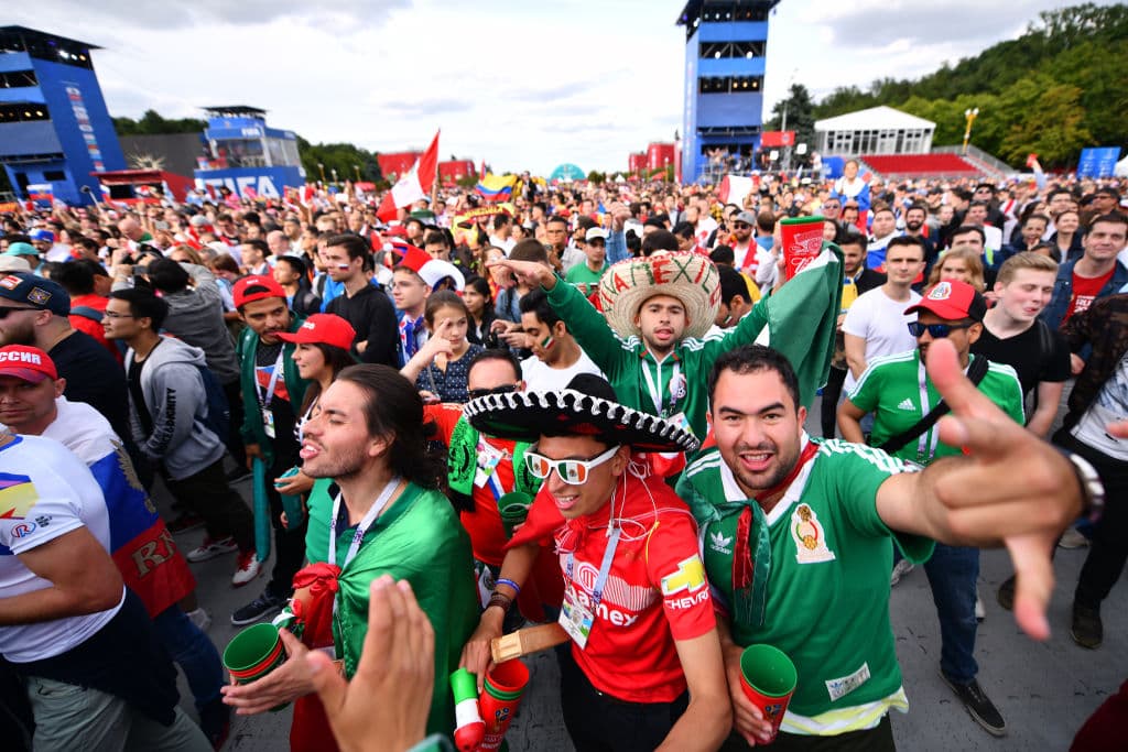 La fiesta mexicana tomó las calles de Moscú y con máscaras, banderas, sombreros y todo aquello que caracteriza a la afición Tricolor, causaron furor y contagiaron con su entusiasmo.