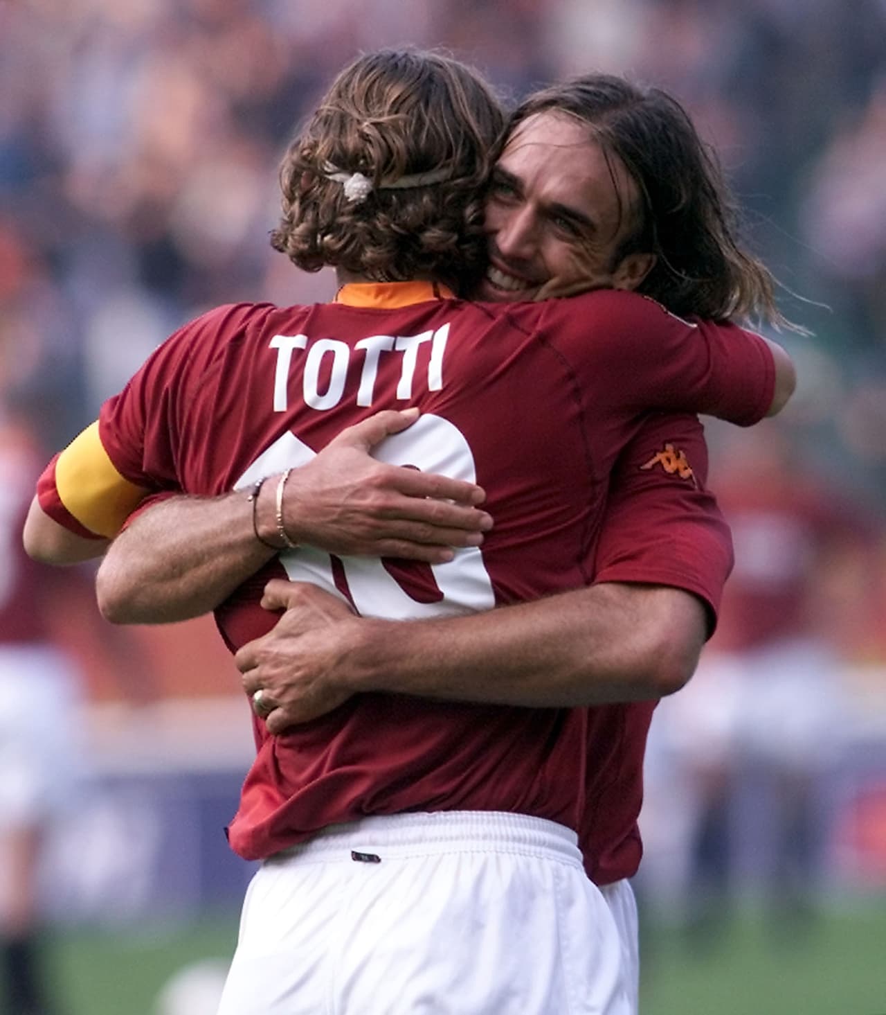 En el equipo campeón, compartió delantera con el argentino Gabriel Batistuta, en una dupla atacante que tenía como complemento a Vincenzo Montella, que luego sería su técnico en Roma. En 2001, obtendrían también la Supercopa de Italia.
