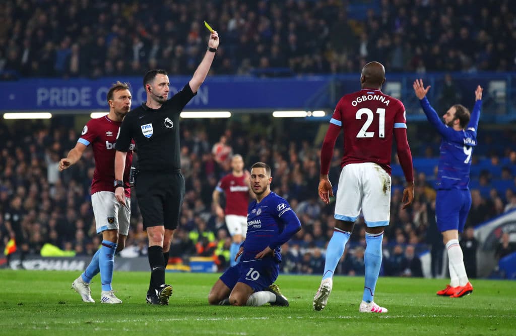 Apenas a los 11 minutos el defensa italiano Angelo Ogbonna del West Ham es amonestado por detener en una de sus carreras a Hazard, por su ya sabida peligrosidad. Así lo trataron de frenar pero no por mucho.