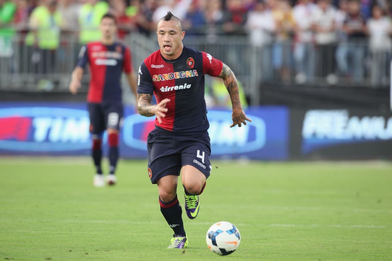 Radja Nainggolan retorna a Cagliari, la que fue su casa, por motivos personales.