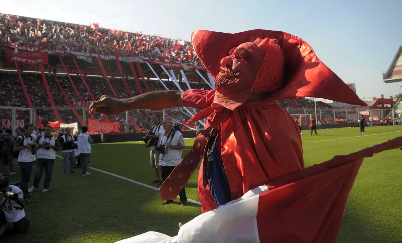 'El Diablo' de Independiente de Avellaneda, rival acérrimo de Racing, y campeón de varias Copas Libertadores de la mano de la leyenda Ricardo 'Bocha' Bochini.
