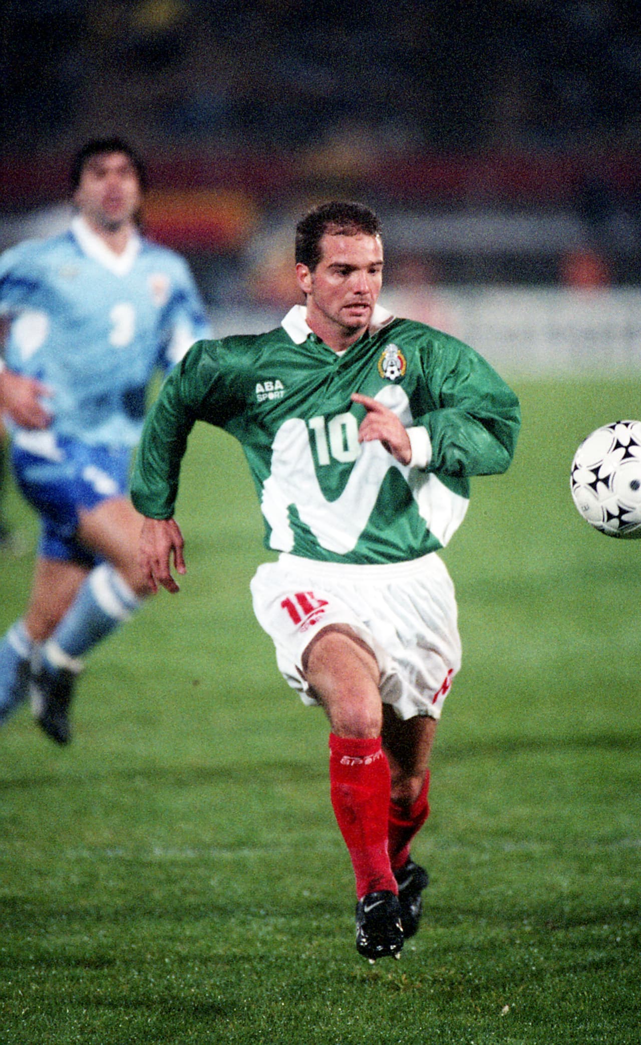 El encuentro entre la ‘Garra charrúa’ y el combinado azteca fue en la tercera jornada de la fase de grupos y concluyó con un empate 1-1 con goles de Luis García al 67’ por los mexicanos y Marcelo Saralegui empató al 79’ para los locales. Uruguay avanzó como líder del Grupo A con 7 puntos mientras México como tercero con 4 unidades. Los charrúas acabarían coronándose en su casa.