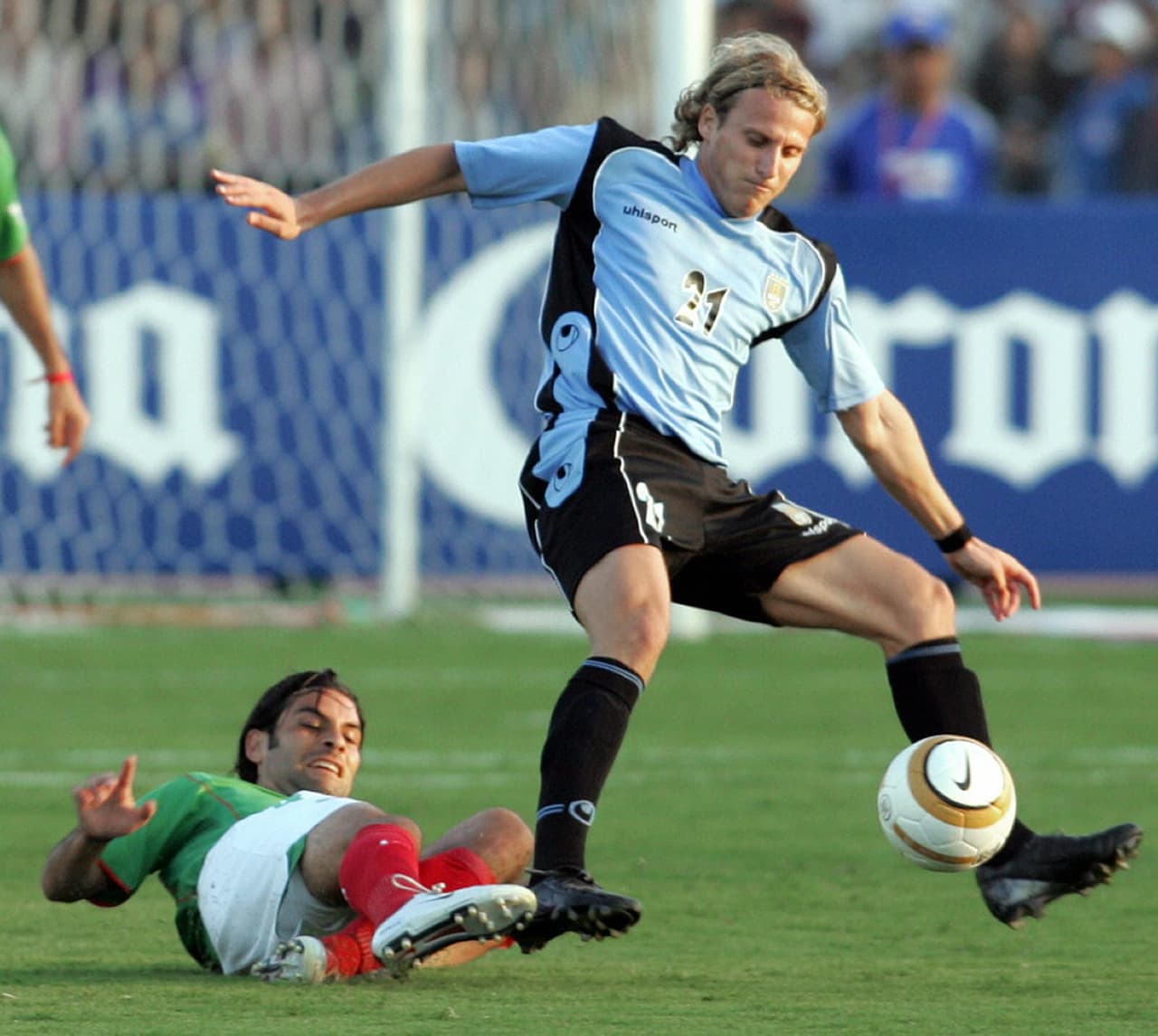 Esa vez México fue el que pasó en la cima del Grupo B con 7 unidades y Uruguay como tercero con 4 puntos. El Tri fue eliminado en cuartos de final con un humillante 4-0 ante Brasil mientras la Celeste siguió avanzando hasta quedarse con el tercer lugar de la Copa venciendo a Colombia.