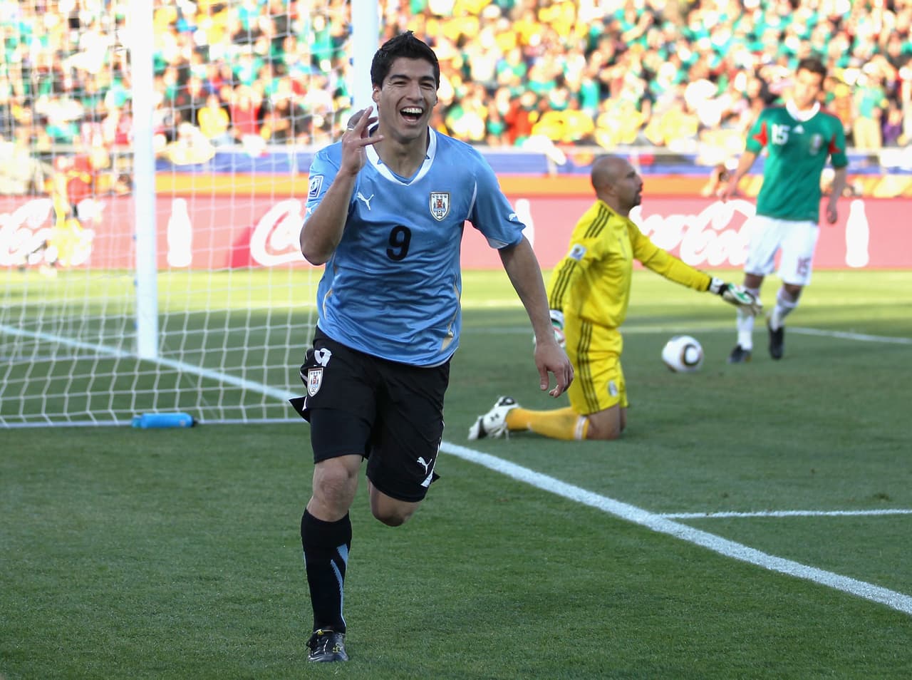 La mayoría de estos encuentros se han desarrollado en partidos de carácter amistoso con 11 juegos en total donde México se ha impuso cinco veces. En Copas del Mundo solamente se han enfrentado dos veces, primero en el Mundial de Inglaterra 1966 que resultó en igualdad 0-0 y el otro en Sudáfrica 2010 donde Uruguay logró la victoria ante el Tri, 1-0 con gol de Luis Suárez. A la postre la Celeste se llevaría el tercer lugar en el Mundial africano.