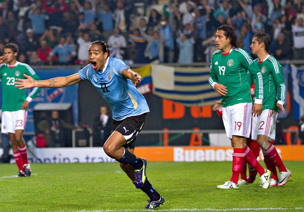 La última vez que se han confrontado en el torneo continental fue en la Copa América de Argentina 2011 a la que México acudió con una selección Sub-22 reforzada debido a que la Mayor tenía el compromiso de la Copa Oro ese mismo verano. El duelo contra los charrúas volvió a ser en la fase de grupos en el último partido del Tri al que Uruguay derrotó 1-0 con gol de Álvaro Pereira (14’) para consumar la eliminación de los mexicanos.