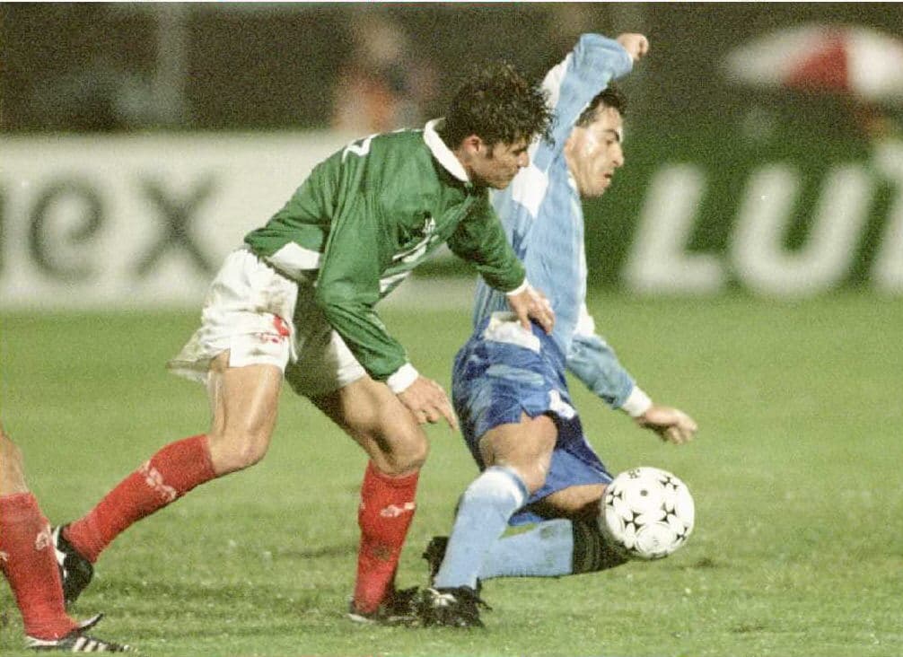 En la Copa América se han enfrentado en cinco ocasiones donde México se ha llevado dos veces el triunfo, por una victoria charrúa y dos empates. Su primer enfrentamiento en la justa fue donde el cuadro de verde, blanco y rojo fue invitado por segunda vez. Precisamente aquella vez en 1995 se jugó en Uruguay a donde el Tri llegó en la condición de subcampeón tras la edición previa de dos años antes.