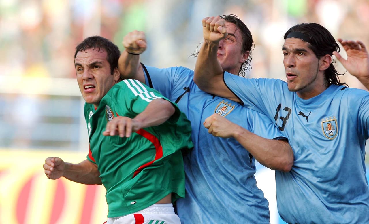 México y Uruguay se han visto las caras en 19 ocasiones en sus representativos mayores con saldo positivo para el Tri. La Selección Mexicana ha ganado siete de sus encuentros ante los charrúas, por cinco victorias de la Celeste y siete duelos han finalizado empatados.