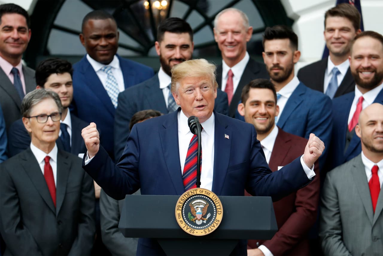 Algunos integrantes de los Boston Red Sox, campeones vigentes de las Grandes Ligas, acudieron con Donald Trump a la Casa Blanca en la tradicional visita que los monarcas del deporte estadounidense hacen al mandatario de Estados Unidos. Alex Cora, el manager, y el lanzador mexicano Héctor Velázquez anunciaron que no acudirían por no sentirse cómodos.