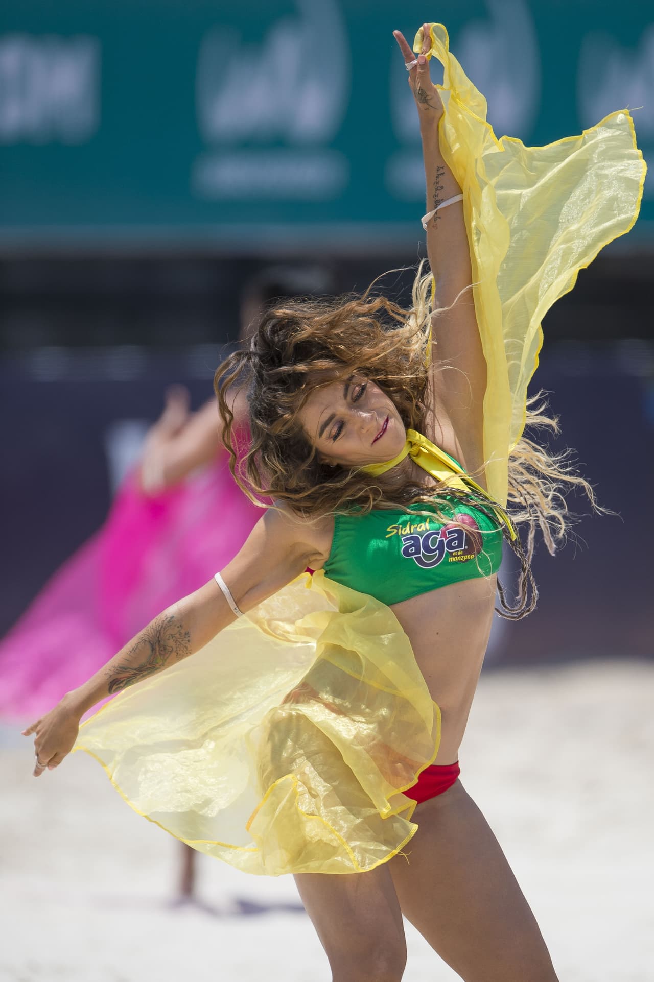 Las animadoras le dan belleza y colorido a la fiesta del Premundial de Fútbol Playa de Concacaf en Puerto Vallarta, en medio de la competencia en las playas mexicanas.