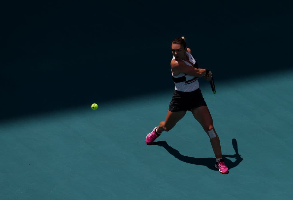 Intensa actividad en el décimo día en el Miami Open, una jornada que define las rondas finales y en la que se destacan las victoria de Roger Federer y Simona Halep. Aquí un panorama más completo.