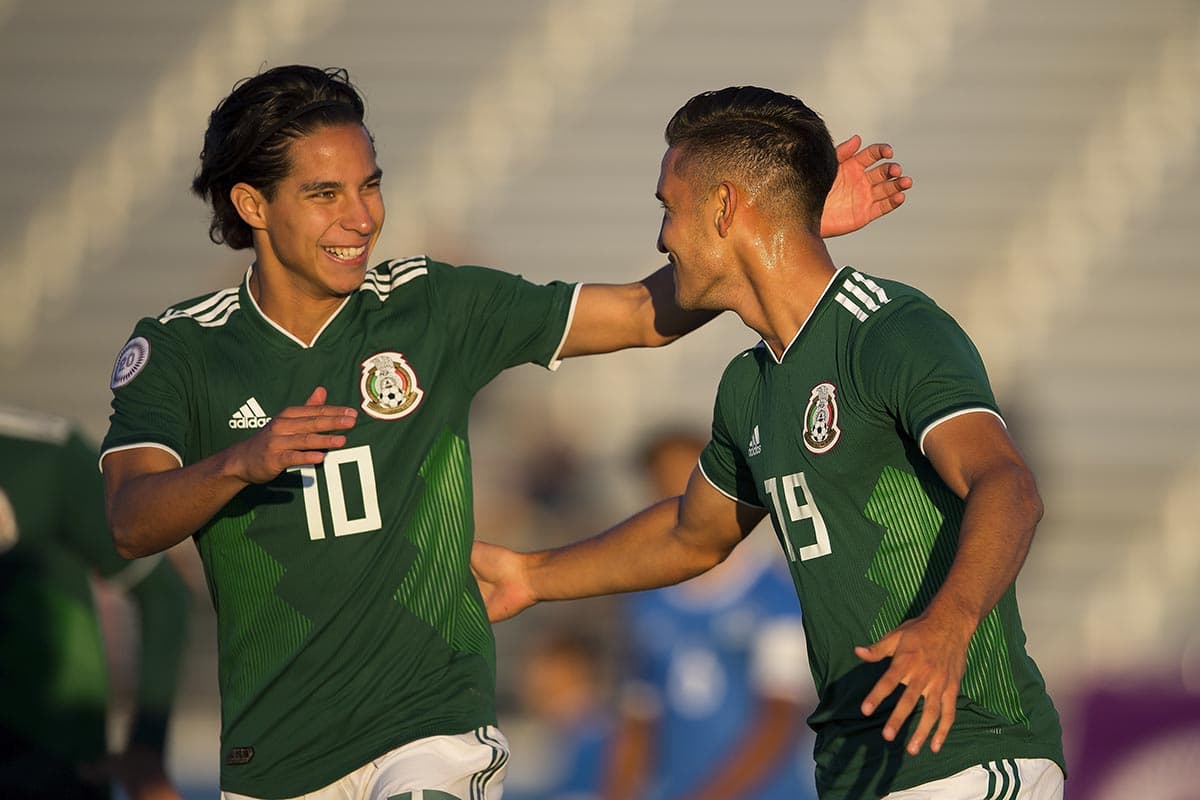 Diego Lainez (izquierda) celebra el gol anotado por Daniel López (derecha) para el triunfo de México por 1-0 sobre Concacaf en el Premundial Sub-20.
