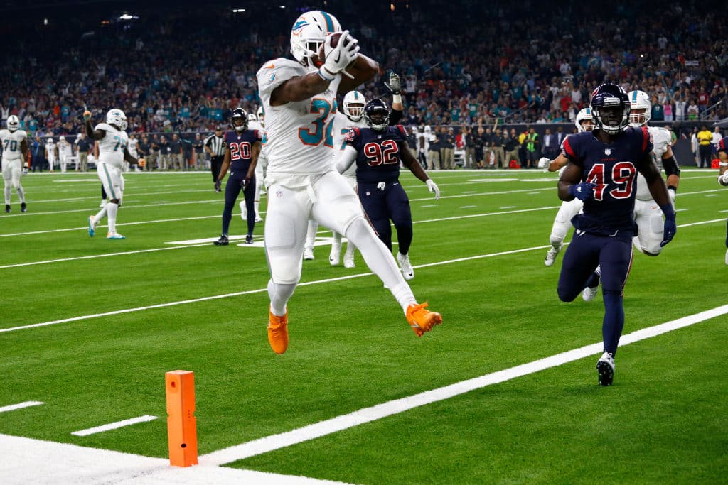 Kenyan Drake abrió el marcador para la causa de Miami. Un acarreo de 12 yardas puso 7-0 arriba a los Dolphins en el primer cuarto.