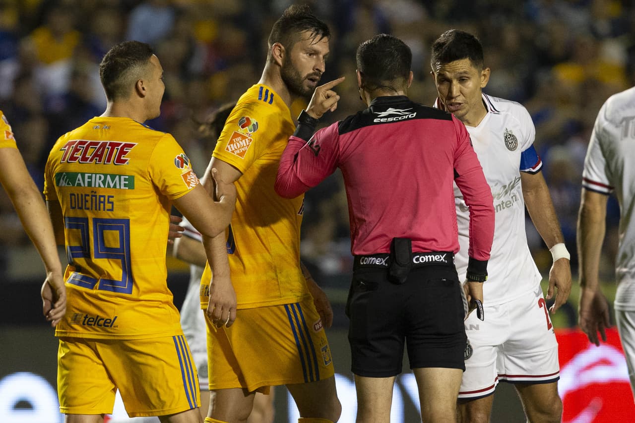 Jesús Molina explotó: “El árbitro le regala el 2-0 a Tigres”