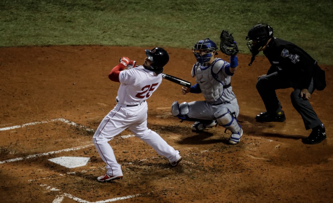 Con bases llenas Madson caminó a Steve Pearce, lo cual trajo la carrera del empate, de caballito, y dejaba las bases congestionadas para el peligroso Julio Daniel Martínez.