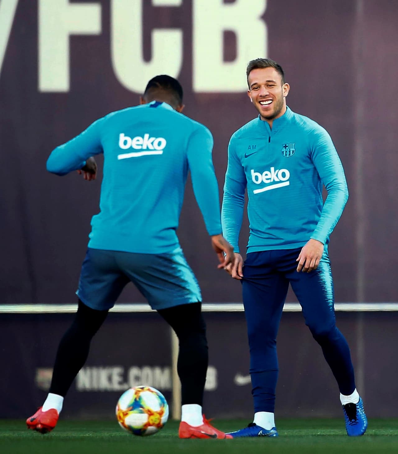 Barcelona debe empatar por dos goles o ganar en su visita a Real Madrid en el estadio Santiago Bernabéu si quiere pasar a la Final de la Copa del Rey, pero eso no le quitó la alegría al plantel en su última práctica antes del juego.