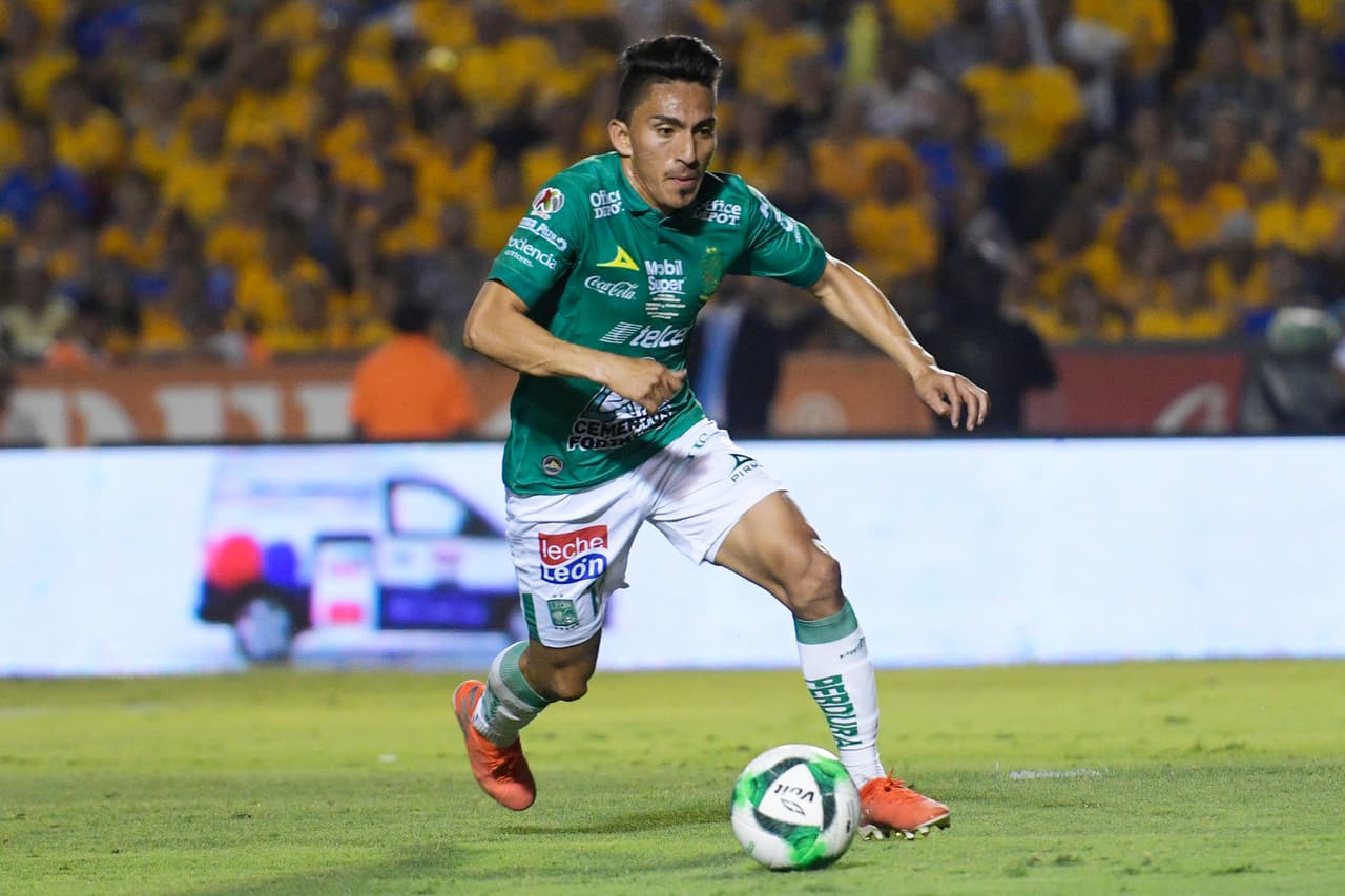 <b>Extremo derecho: Ángel Mena</b>. Un jugador que tuvo un renacer deportivo en el Clausura 2019, aunque cerró de más a menos. Fue campeón de goleo pero llegó en mal ritmo a la Final. De cualquier modo también fue designado el ecuatoriano como el mejor jugador del torneo. Anotó 14 goles, tuvo nueve asistencias, líder en ambos ramos, 46 remates, 35 centros y 85 por ciento de eficacia en sus pases.