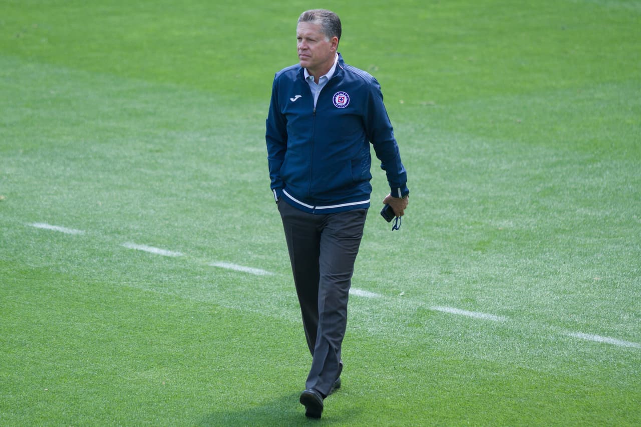 El presidente del equipo celeste Ricardo Peláez, estuvo de visita durante el entrenamiento de Cruz Azul y se le vio semblante tranquilo, a sabiendas de que el equipo está en franco repunte.