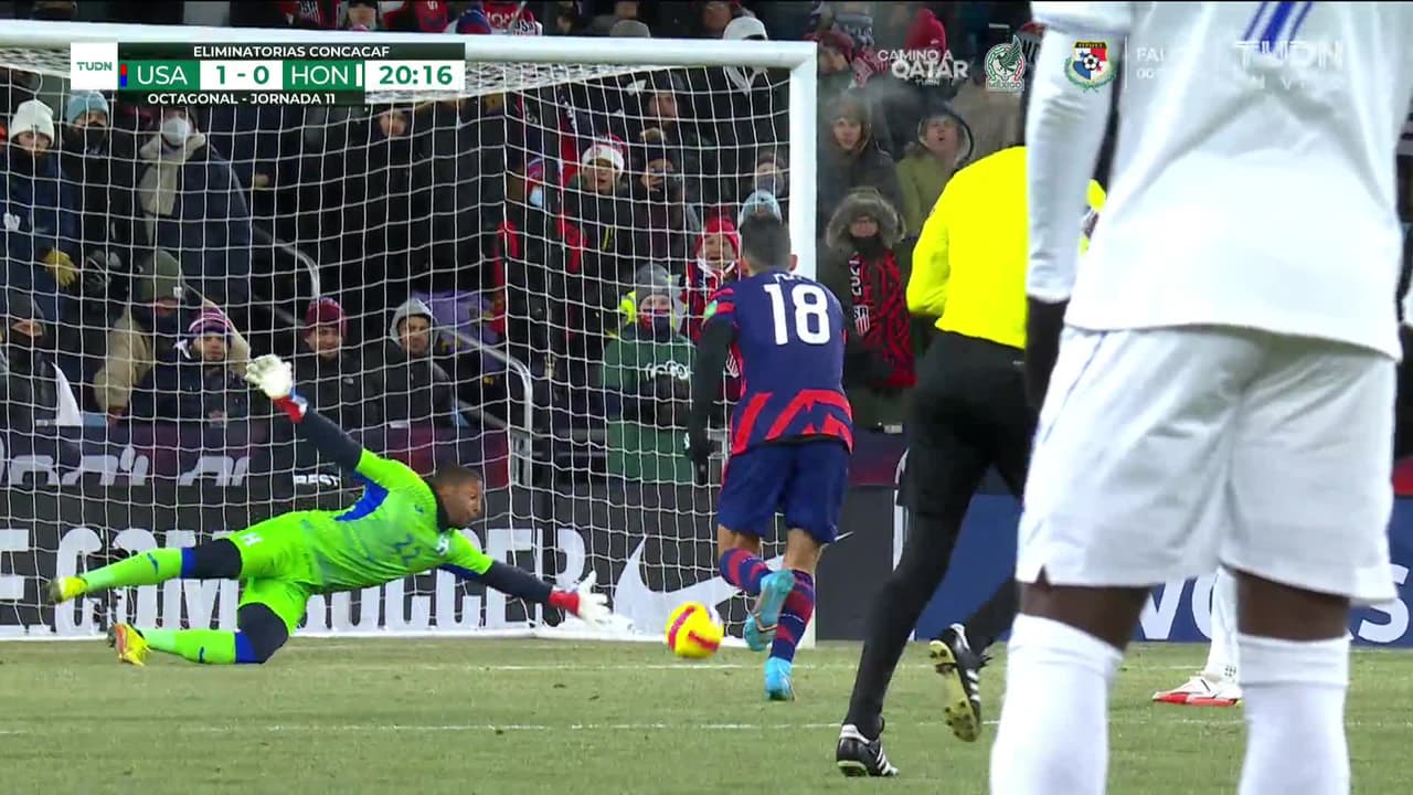 ¡TIRO ATAJADO! disparo por Timothy Weah.