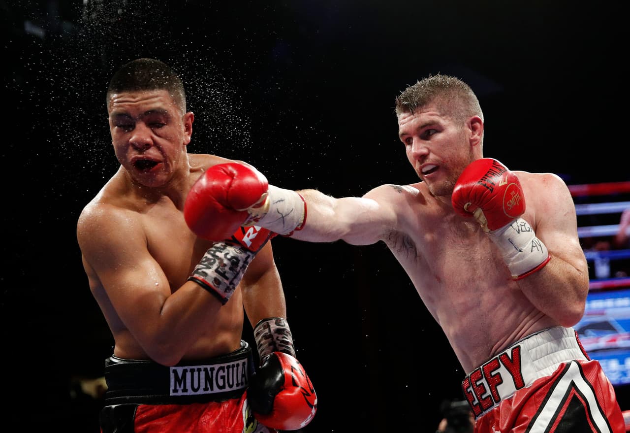 La inexperiencia parecía pesarle a Jaime Munguía en los primeros cuatro asaltos en Las Vegas.